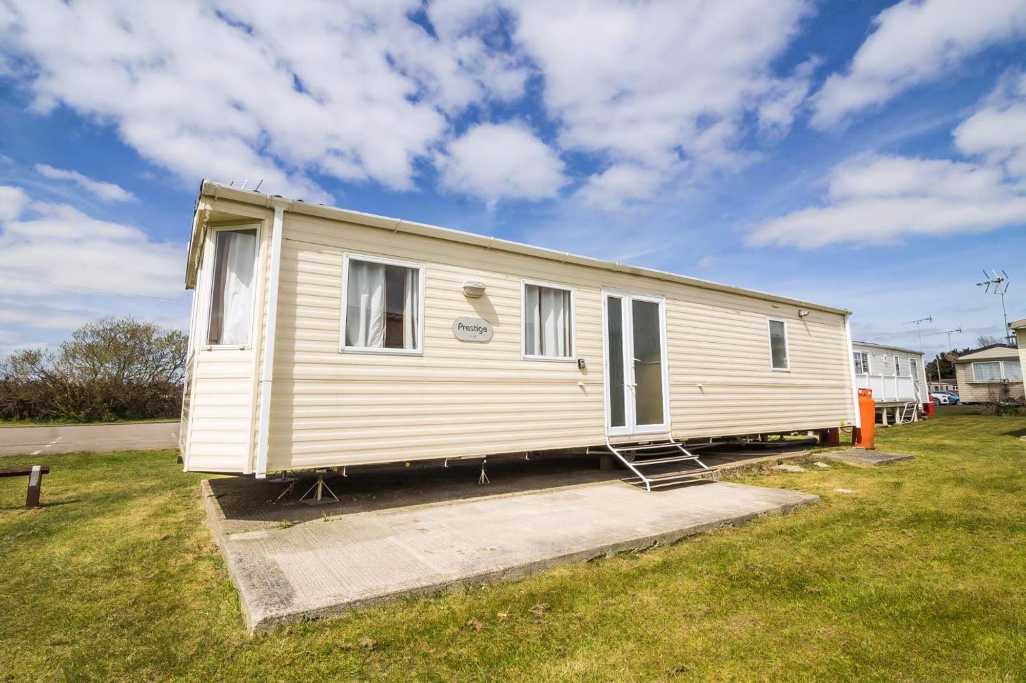 Campsite 6 Berth Caravan For Hire At St Osyths In Essex Ref 28099gc